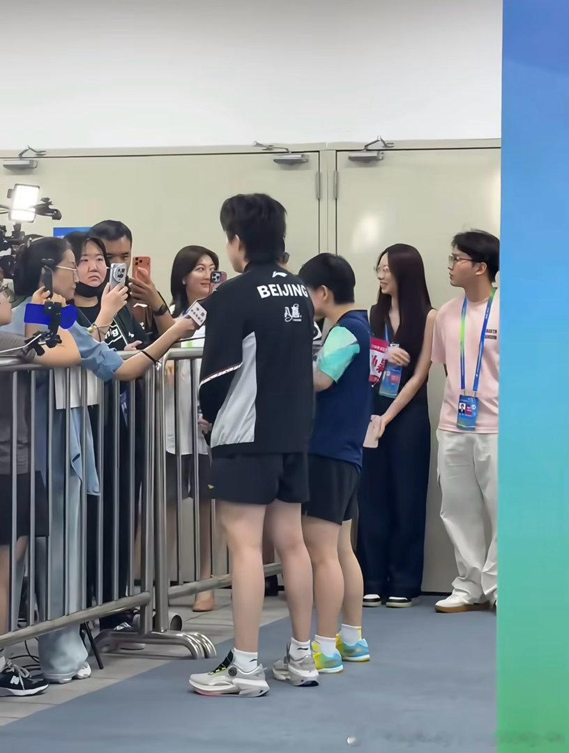 后台采访的哥姐，这身高差王楚钦孙颖莎