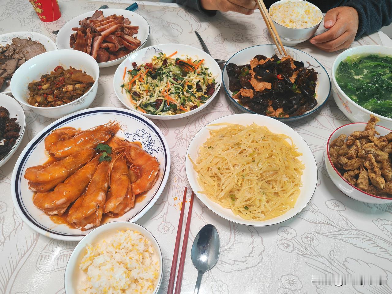 今天的晚饭是我老婆亲手做的，我没有下厨，三个人的饭菜，会不会有点奢侈呢？