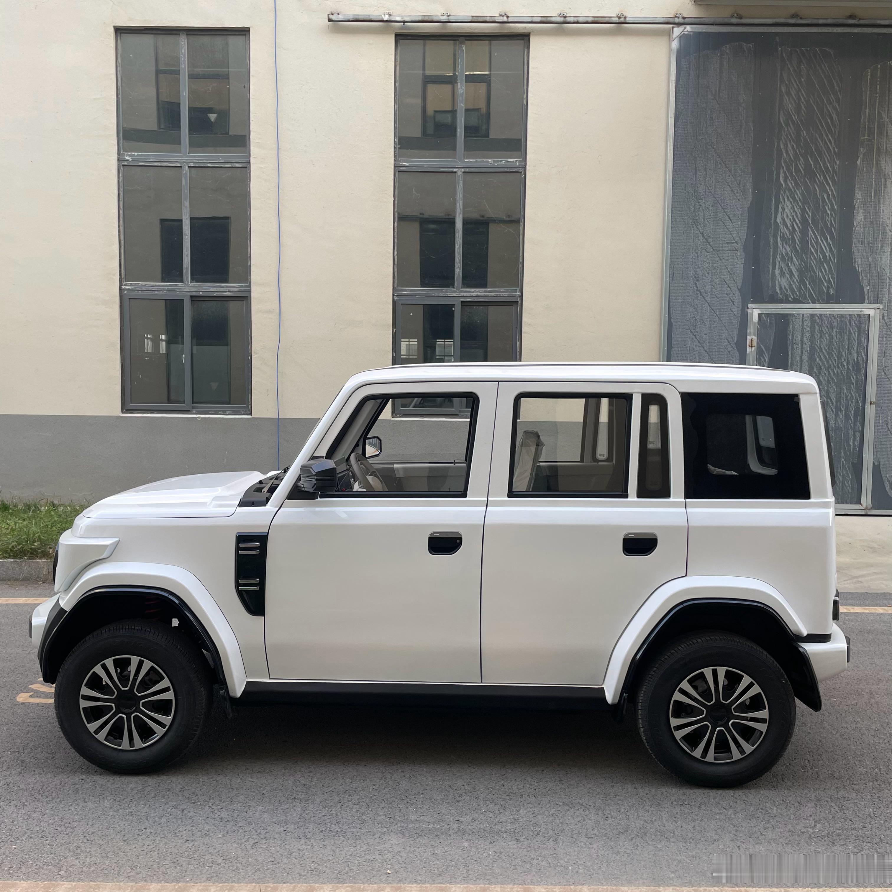 这台车外观总感觉怪怪的，直到看到了后面几张内饰。