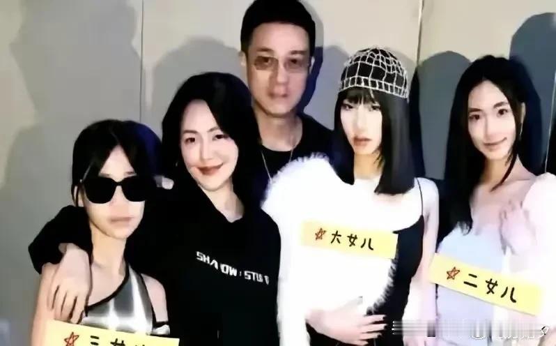 马筱梅为女儿玥玥所搭配的校服运动裤，引发了网友的广泛争议。与此同时，网友们纷纷称