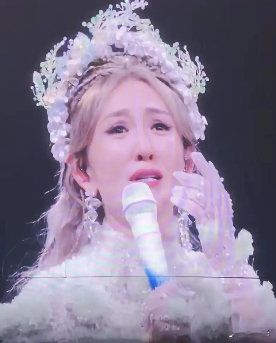 谢娜演唱会何炅坐台下，为啥不上台？原来背后有这条铁规矩5月5号谢娜成都演唱会