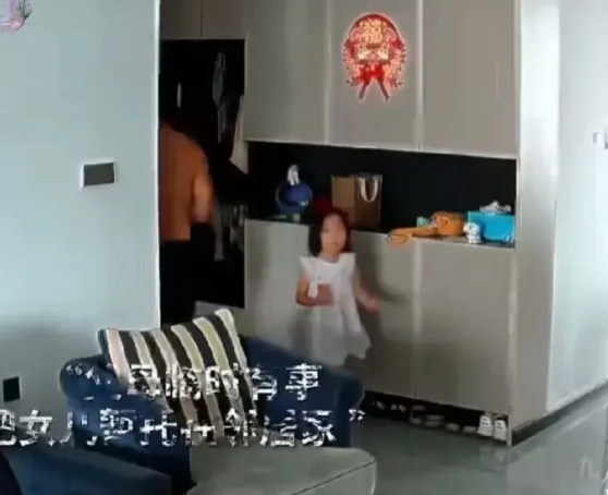 女子临时有事要出门，把年幼的女儿委托给对门邻居家帮忙照看一下。邻居把女孩领进家后