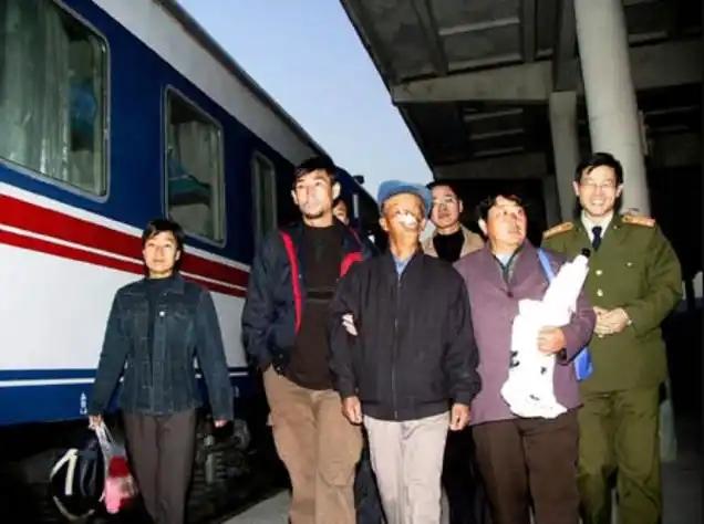 3岁被狼啃掉半张脸，遭父亲遗弃山洞等死，靠舔石缝水珠续命，寇金成的开局，烂到连小
