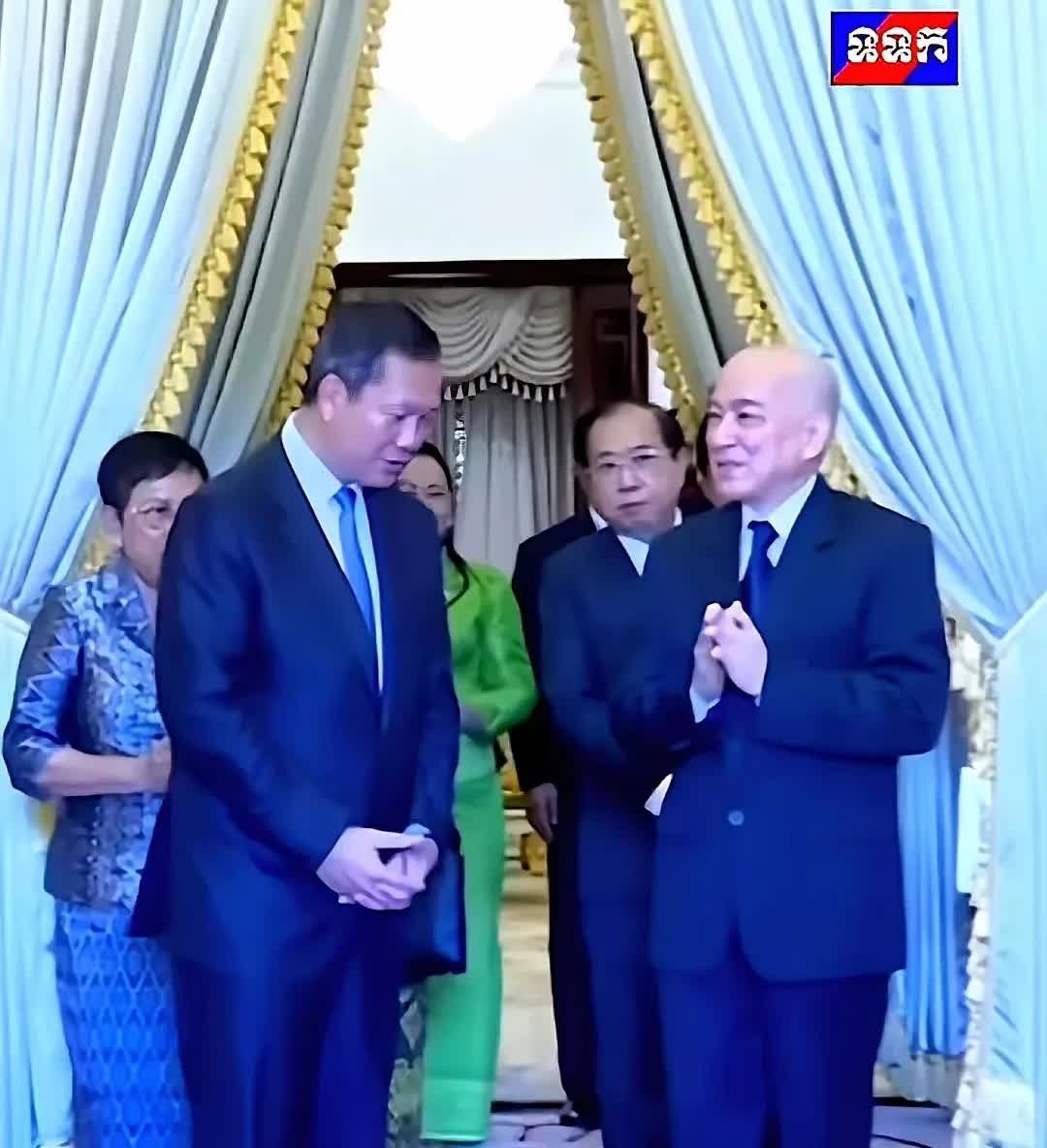 洪玛奈还有很长的路要走，他在礼仪和面上功夫远远不如洪森。洪玛奈陪同柬埔寨国王西哈