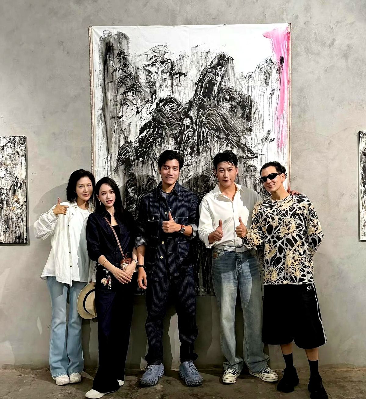陈乔恩死死挽着Alan站在画展前，笑得眼角找不到一丝疲态。这两对明星夫妻同框，简直是婚姻质量的照妖镜