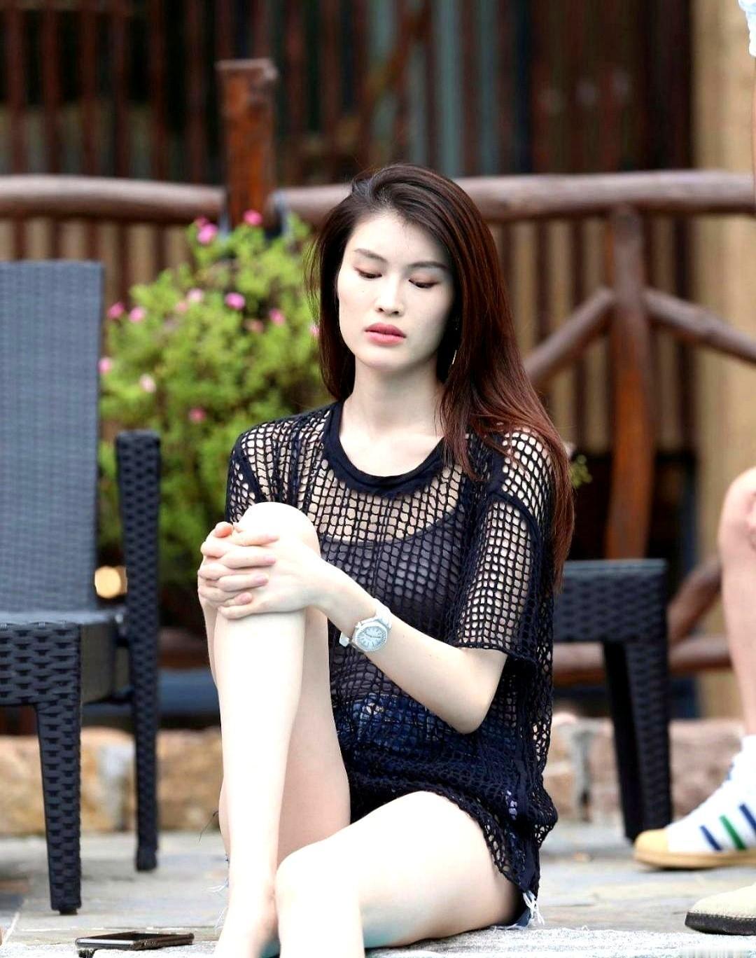 38度影棚空调全关，汗珠顺着脊柱滚下，何穗的肌肉没颤一下。别人按秒收钱，她按“