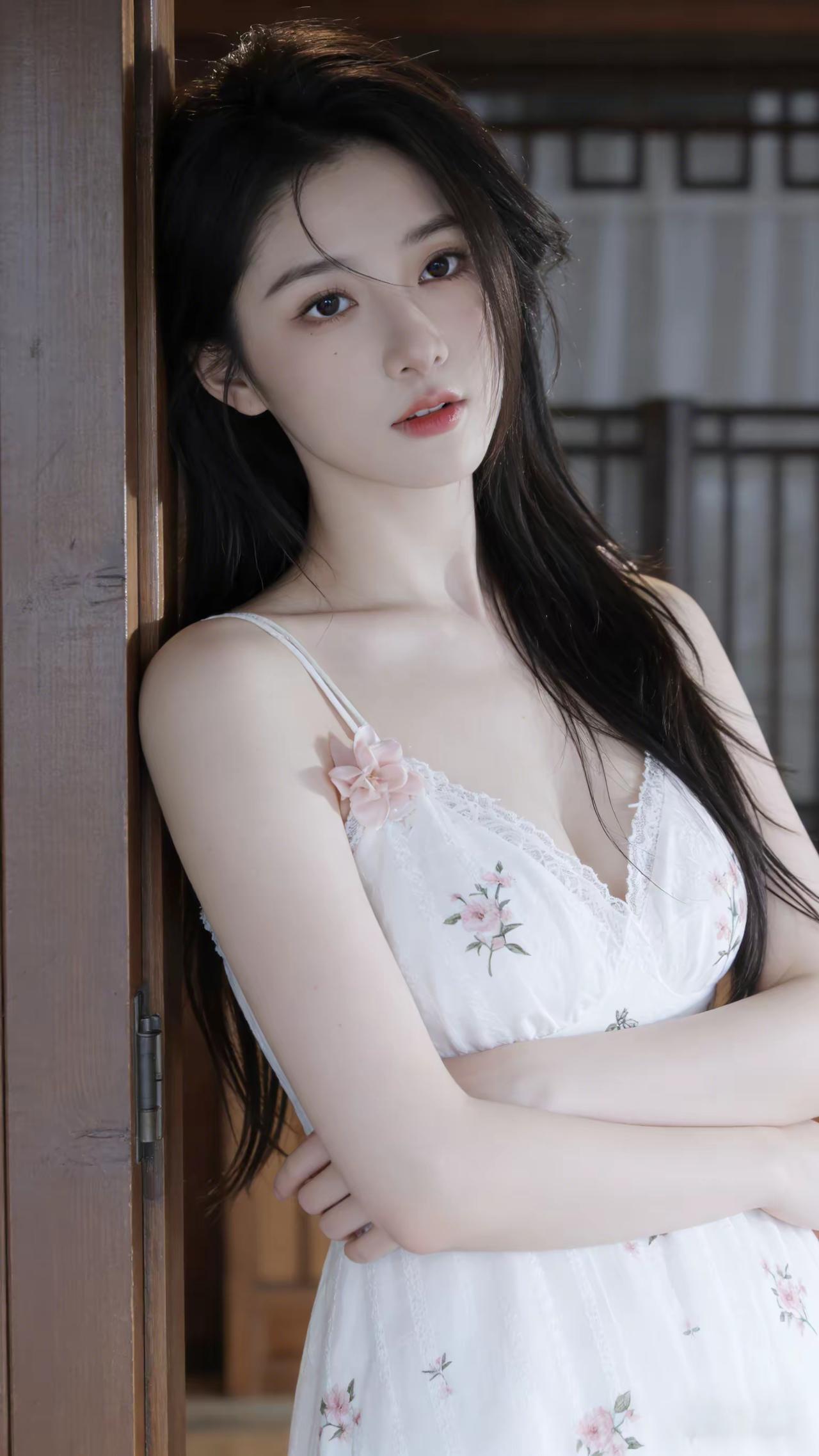 柔情似水，洁白如玉。温婉娴雅温柔粉颜纯美