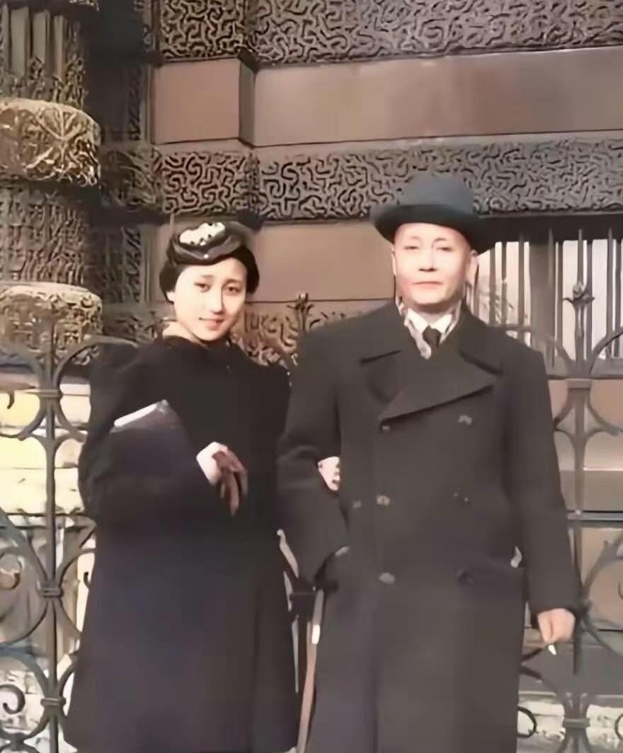 这是钱老之妻蒋英少女时代和父亲在法国卢浮宫的一张珍贵合影照。图中的蒋英面容温婉