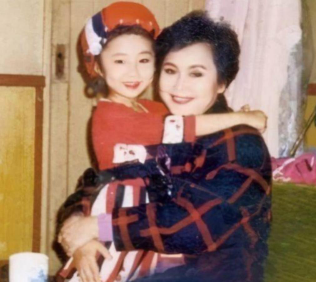 2000年，李谷一举报东方歌舞团团长田某腐败。田某得知被李谷一举报后大肆宣扬李谷
