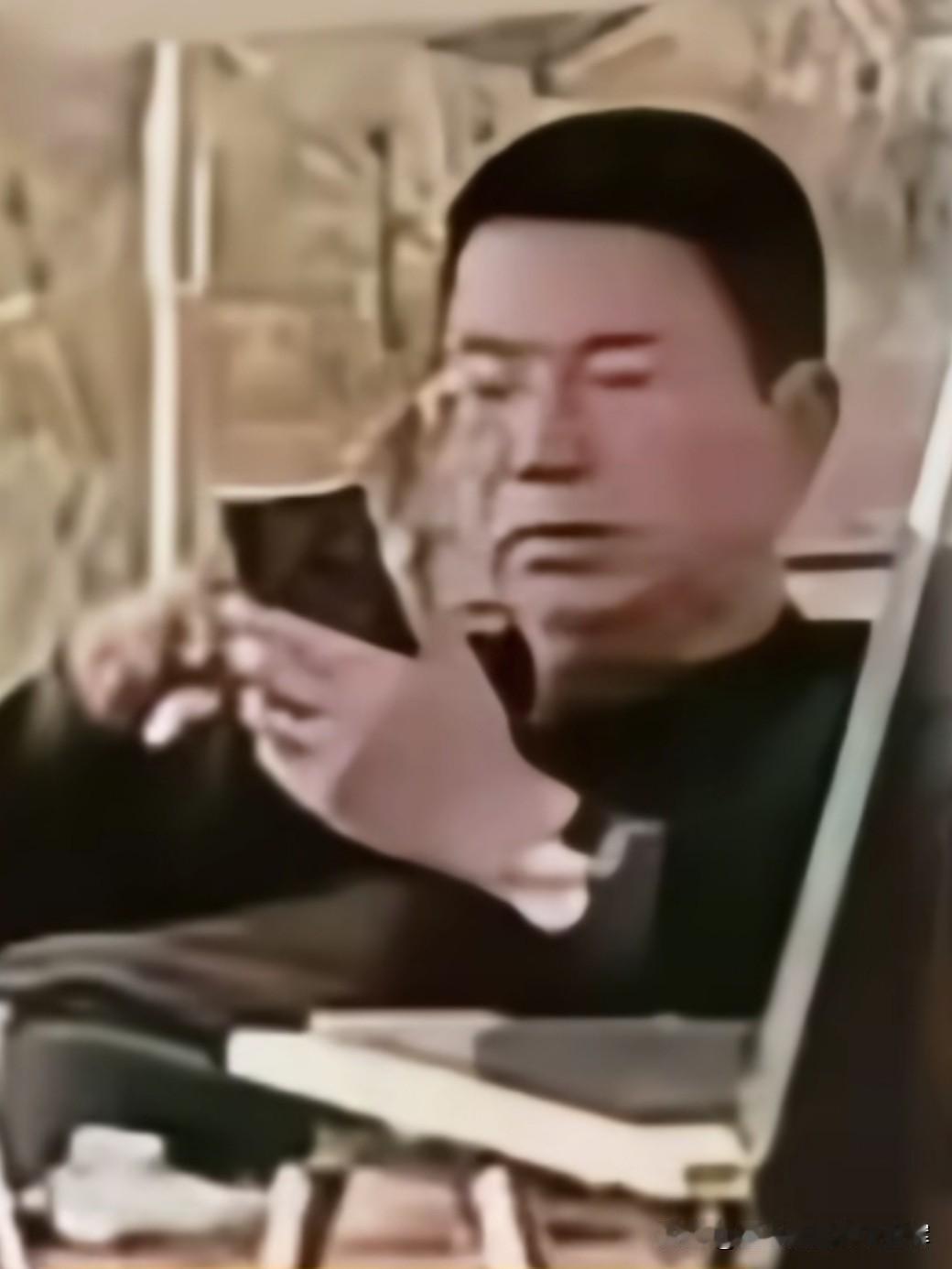 这是朱女士的丈夫唐某杰。照片虽然有些模糊，能看出他相貌普通，面相略显老气。戴着一