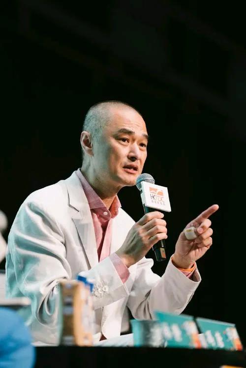 冯唐“不着急”的力量冯唐有句话特别能治现代人的焦虑：“不着急，不害怕，不要脸