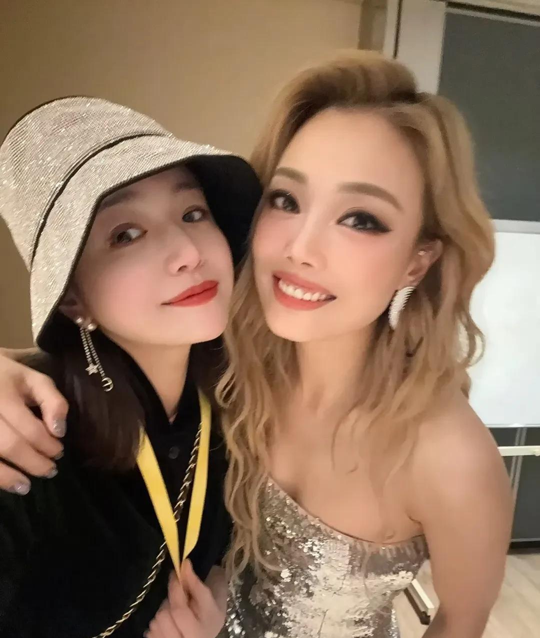 我发现，离了婚后的陈妍希，真的是有钱又有闲，这状态看起来好松弛，也回春不少！陈