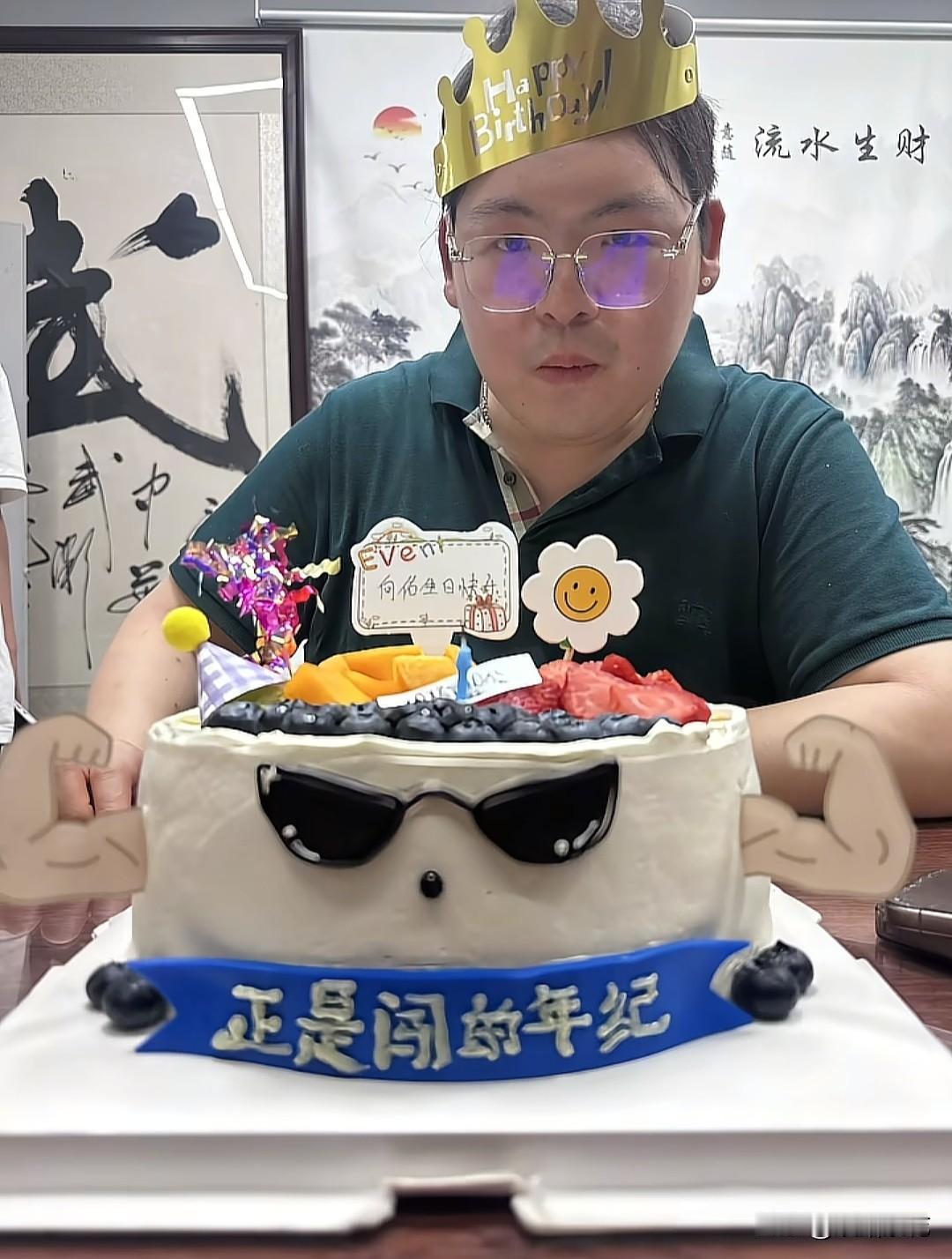 近日，有网友晒出向佑庆生的照片。照片里的向佑，圆脸壮实，肩背厚实，头顶几缕灰白头