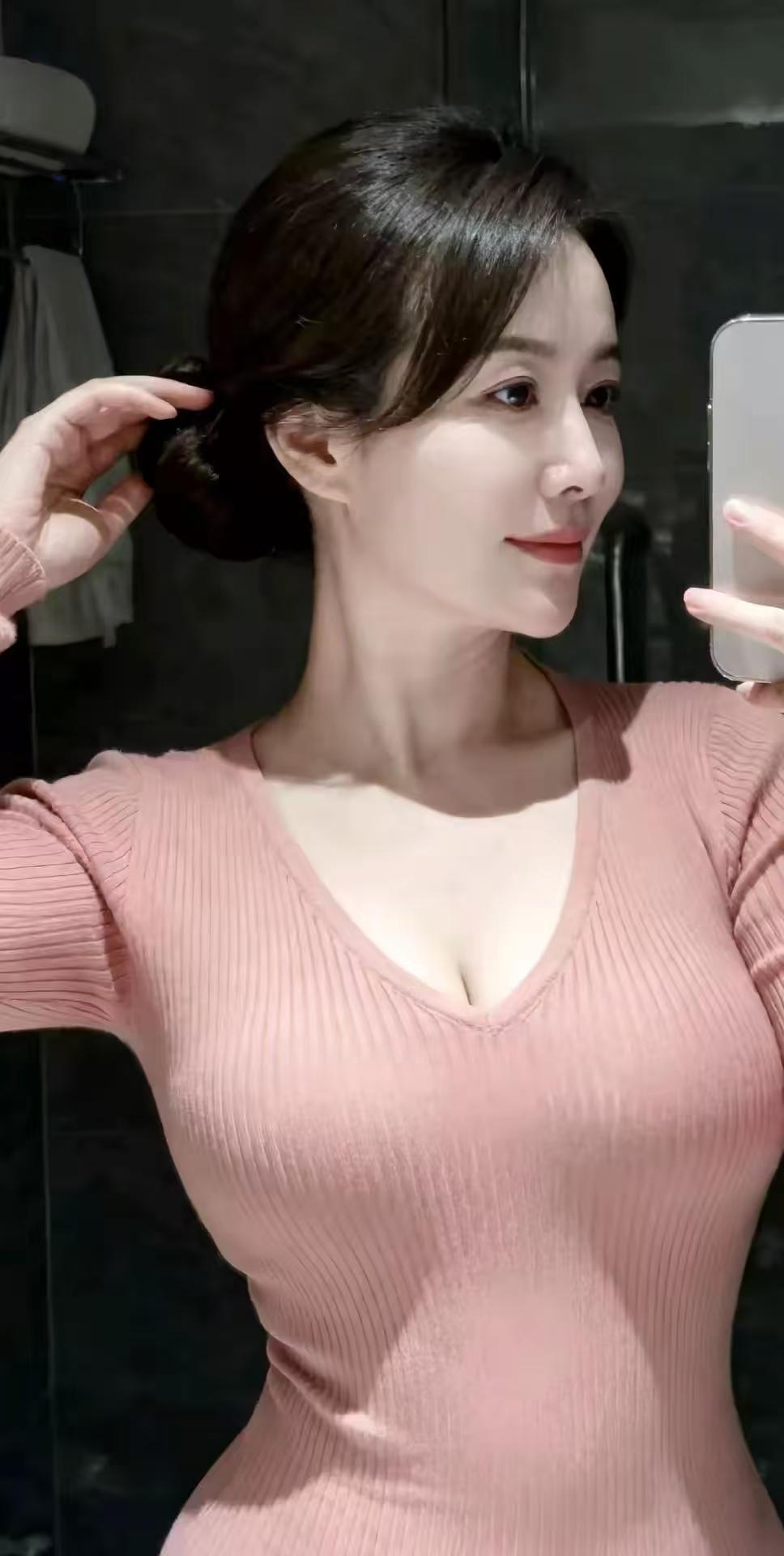 浅粉色穿搭分享看看我穿浅粉色毛衣的样子好看不好看？