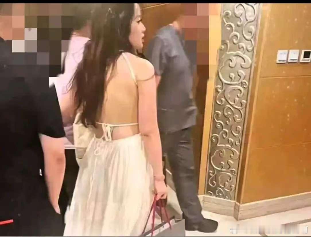 董袭莹与董思瑾，喜欢穿露背装，家境优渥，他们还有什么共同点？在道德与自由的交锋中