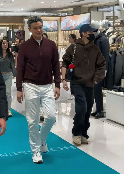 周一围这么高大的吗？电视剧里都看不出来​​​