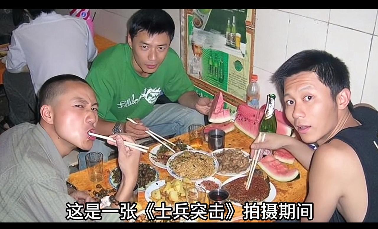 《士兵突击》三位演员的合影，你都还记得他们都是谁吗？3人之中，但凡能认出一个，说