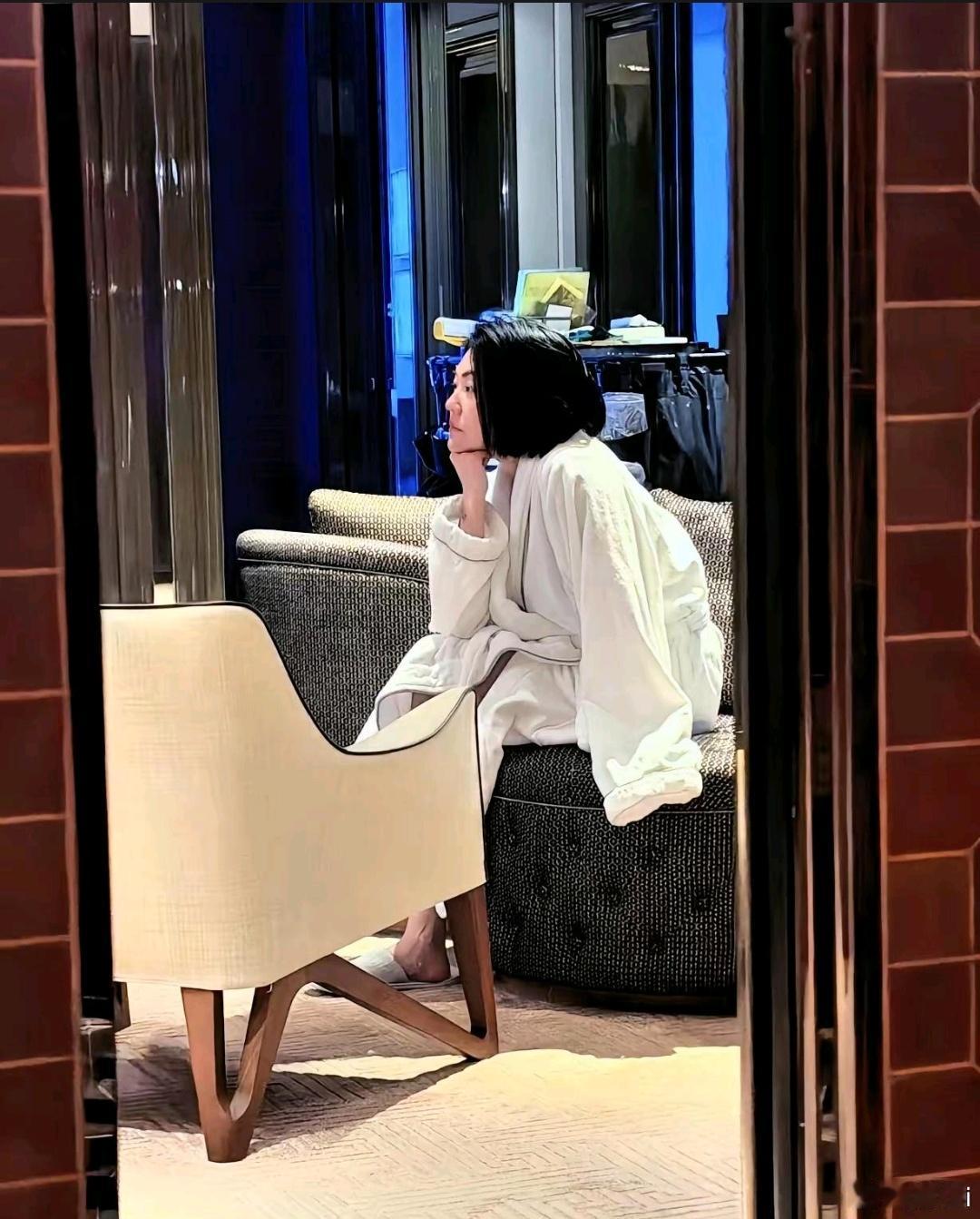 小S独坐香港瑰丽酒店，身着浴袍，神情怅然。午间与丈夫陪S妈逛K11时笑颜如常，独