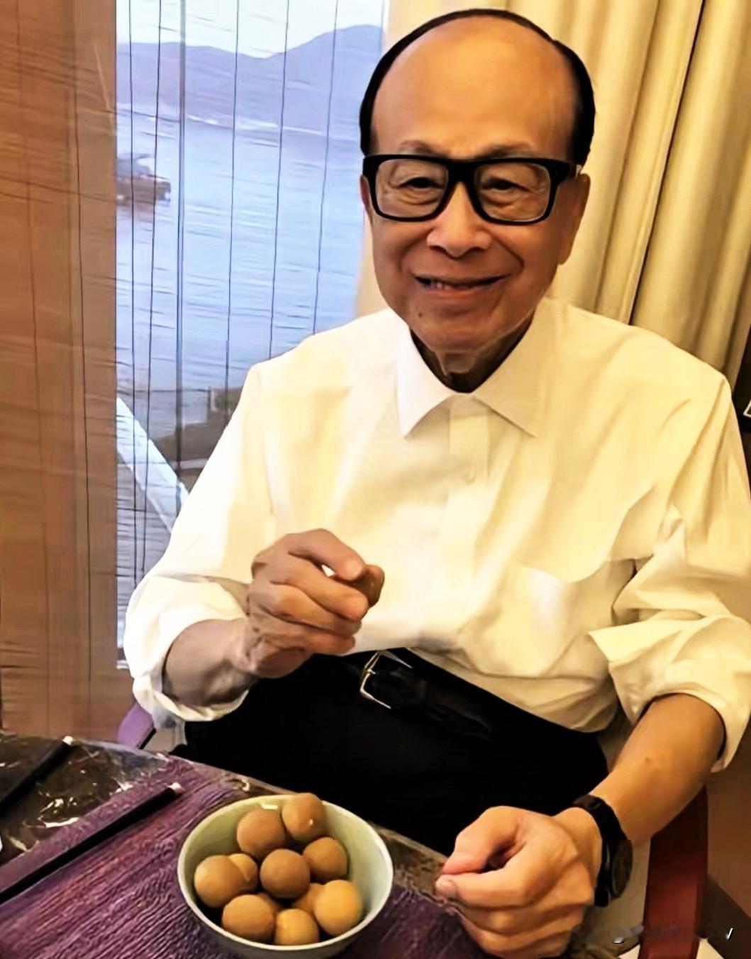 香港一场大火把李嘉诚基金会推上热搜。基金会先捐了3000万帮助受灾户，后来又要再