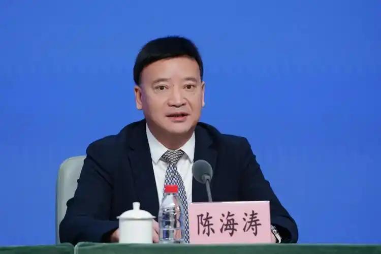 CBA工资帽规则，硬是被广东老板陈海涛玩明白了！给周鹏开近600万老将合同，看着