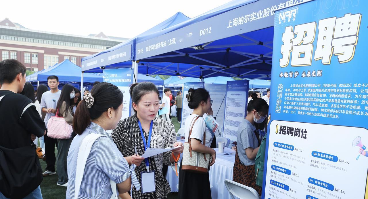 两张照片让宁波大学彻底翻车：外籍学生专场招聘年薪40万，本土学子挤体育馆投简历