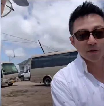 汪小菲这是被老婆“拿捏”了呀！因为摄影师总拍到孩子，小菲被老婆说了！他凑近看翻了