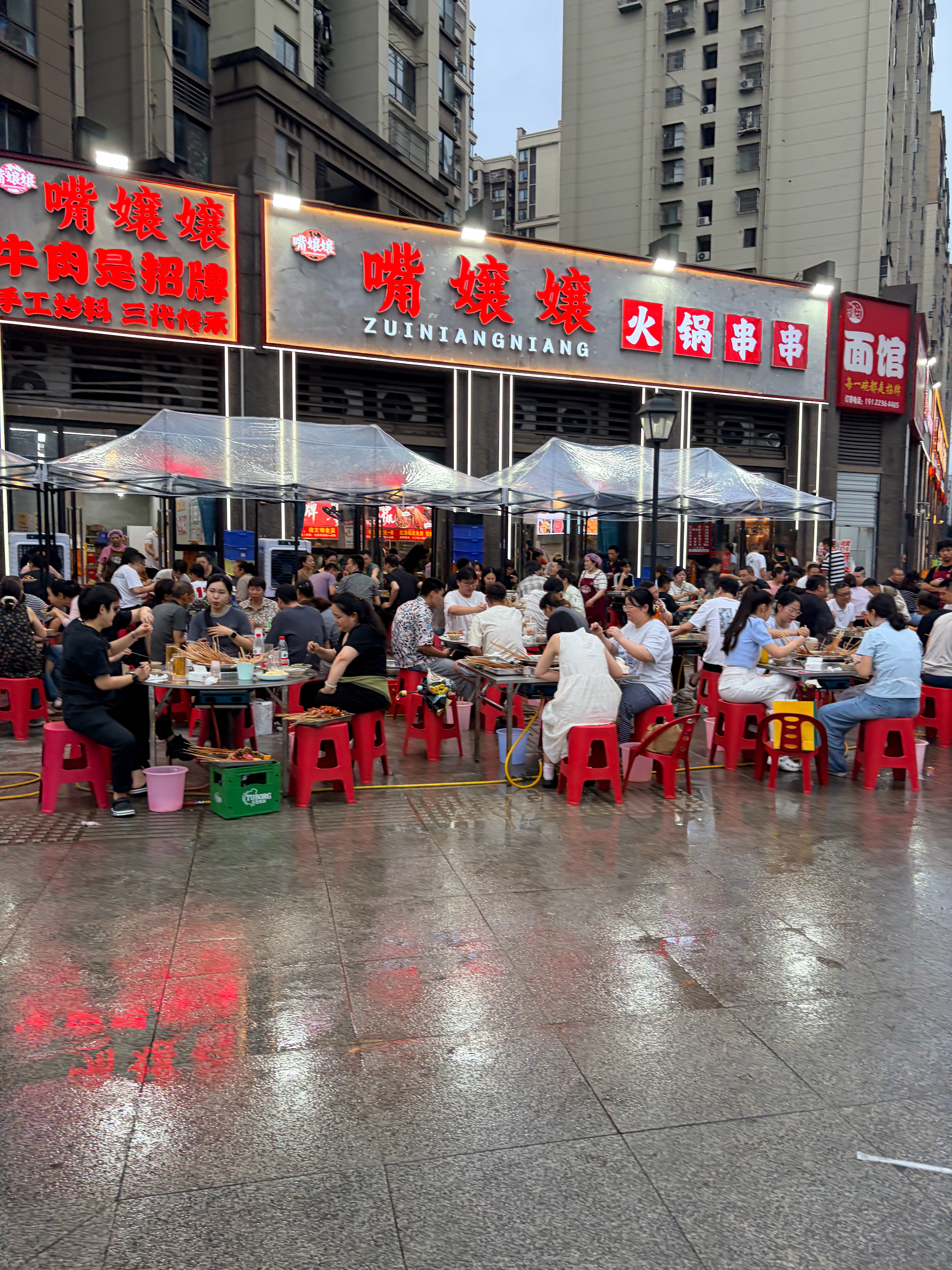 重庆的父母，将就不了一点孩子。所以重庆孩子的火锅店标准套餐都一样。“幺儿吃什么？