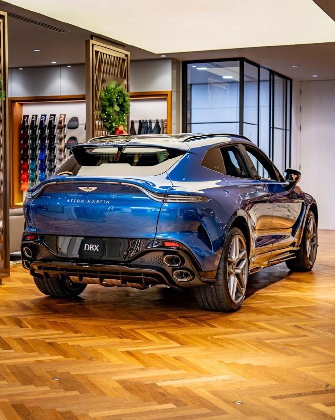 阿斯顿马丁DBXS登场💥727马力加持3.3秒破百，轻量化设计超控感拉满奢华