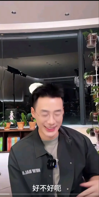 顿顿一连几天都开启聊天模式，这回坐在自家客厅，轻松地跟大伙儿唠上了。聊着聊着，提