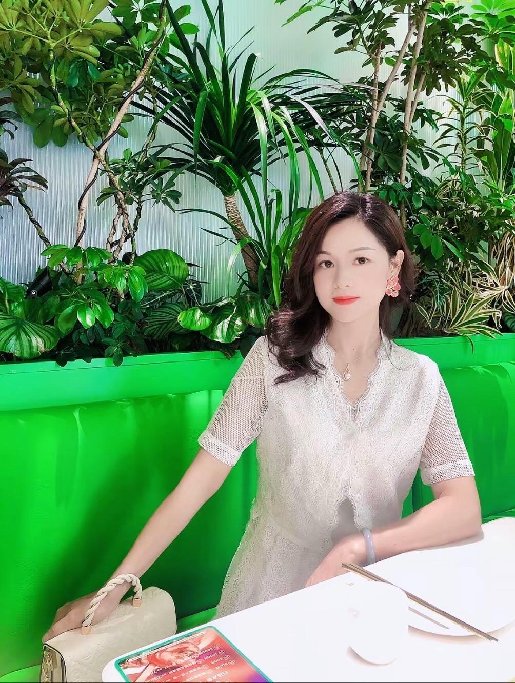 如果让你讲一遍你的经历，你能不能不哭把它讲完？白色连衣裙高端大气上档次轻优雅风