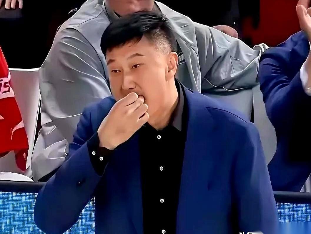 杜锋的板凳上，坐着两种人。球馆里吵得厉害，一个年轻人刚出手一记三分。弧线很高，