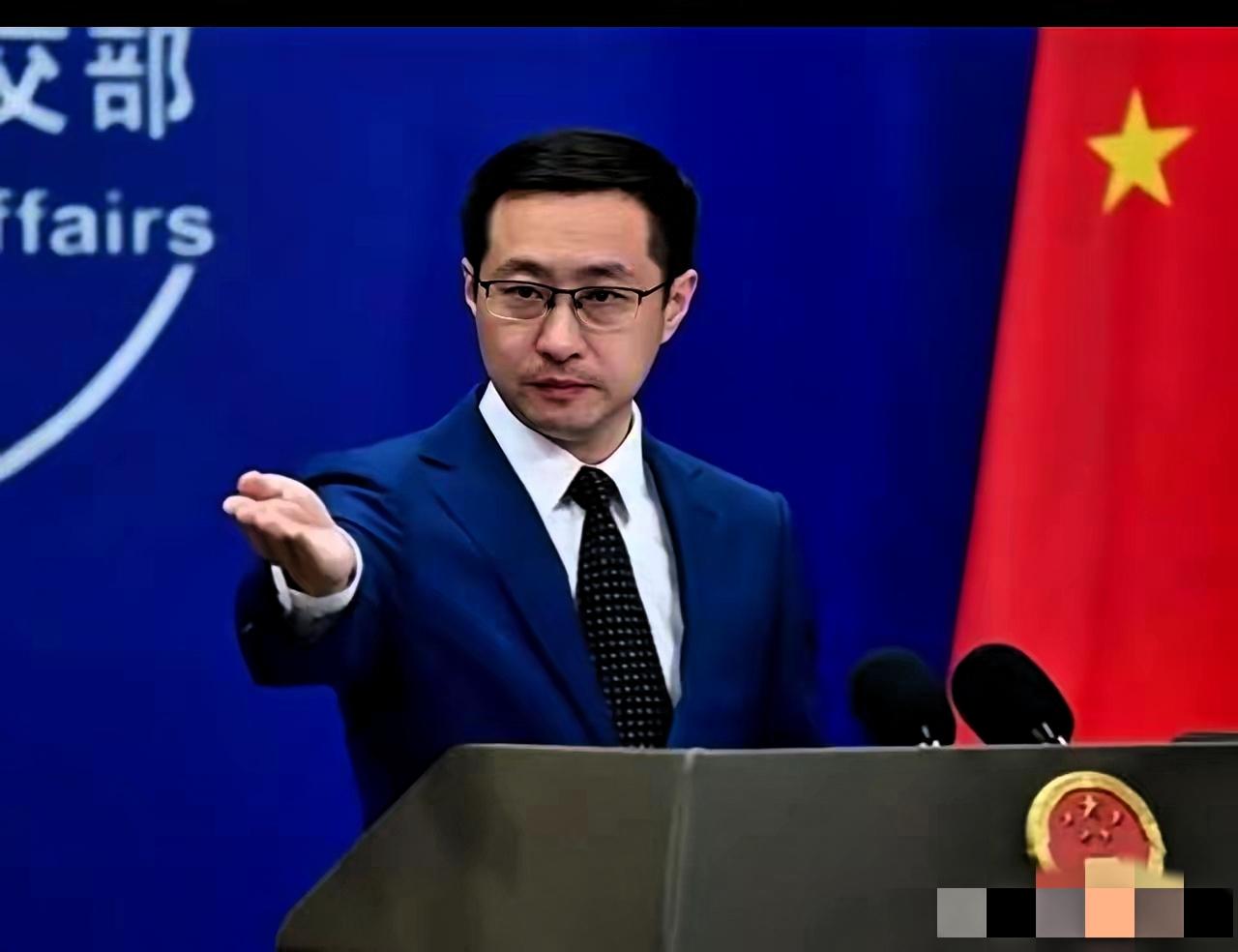 这记“反制回旋镖”简直掷得又准又狠！12月26日，面对美国再次加码的对台军售