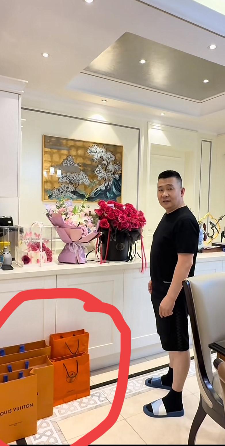 江苏沛县“洋河酒王”，拓瑞集团董事长徐正海大手笔给老婆过生日，场面十分震撼。