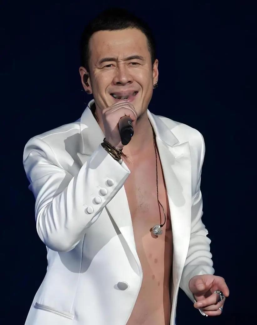 52岁杨坤官宣签约乐华娱乐，与韩庚、王一博成同门。杨大爷找到工作了，还真有用人