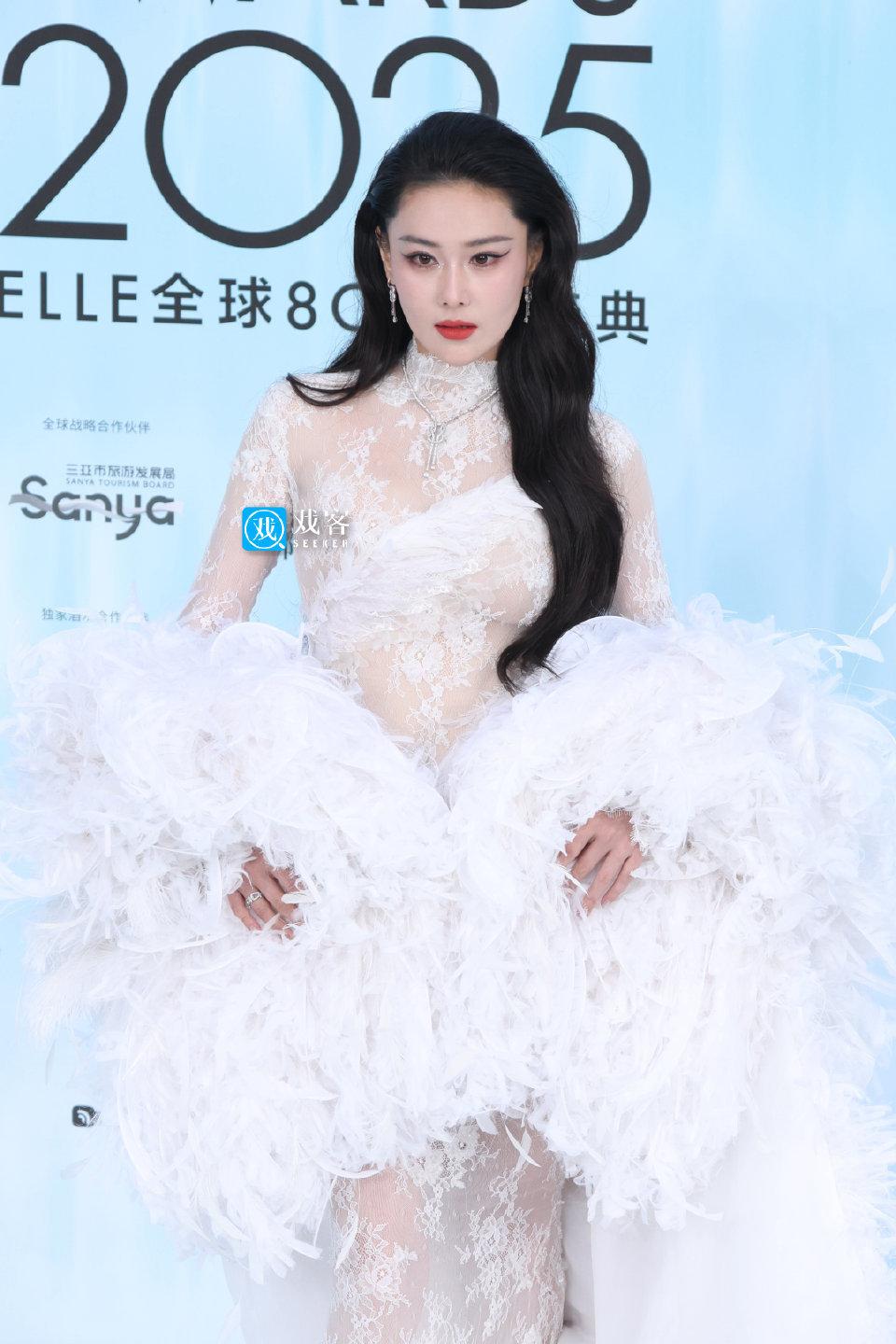 张馨予：古希腊掌管红毯的“美神”降临在2025年ELLE红毯上，张馨予以“定