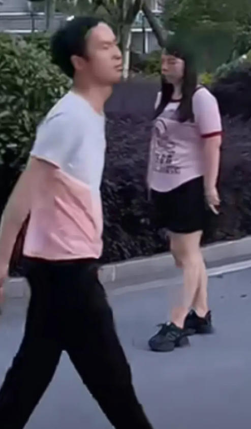 痛心，离婚三年，夫妻再见已成陌生人，丈夫和妻子在路上隅遇，妻子想开口说话，丈夫耷