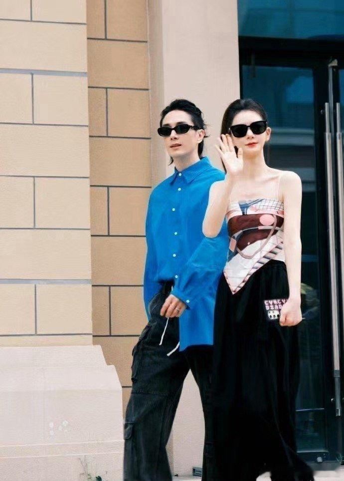 戚薇快瘦成纸片人了，看起来只有她老公半个大小