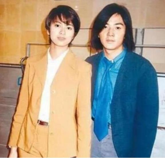 1999年，23岁的梁咏琪为逃离英皇老板杨受成，与32岁的郑伊健同居，杨受成大怒