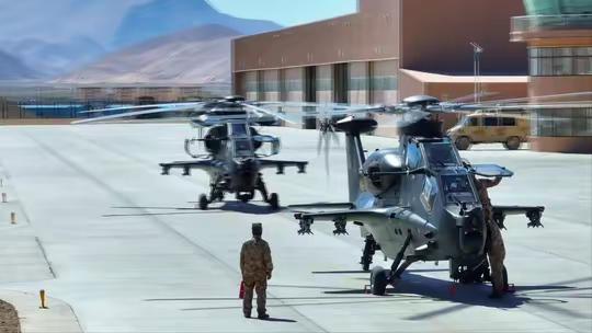 直10武装直升机震撼低空飞行！新疆军区高海拔训练挑战极限