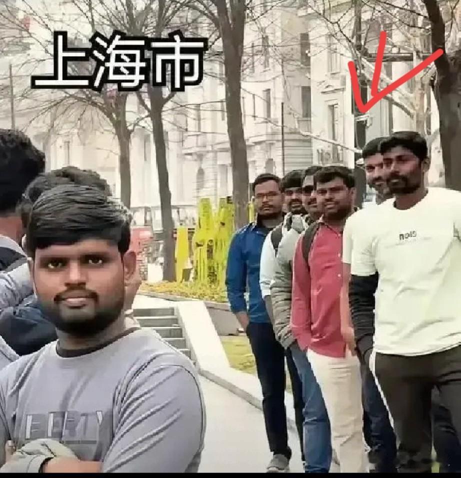 前两天在景区门口，目睹了一场“大戏”。一群印度游客来中国旅游时，刚下大巴，下