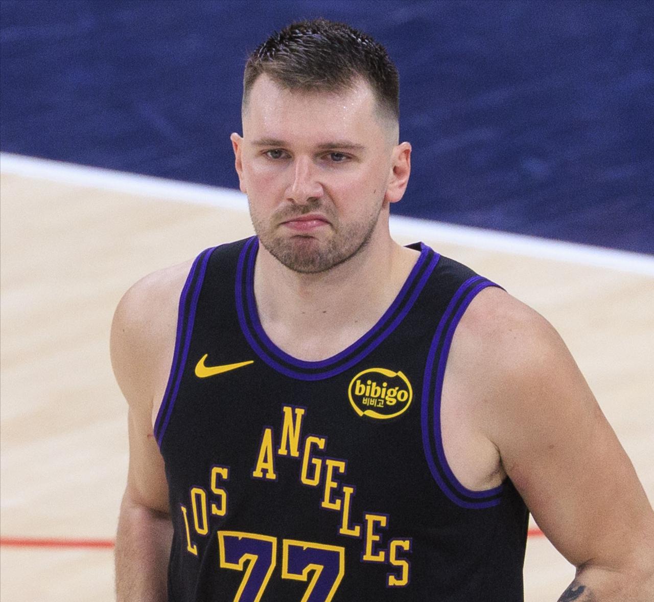 本赛季单场40+次数：1、东契奇——8次2、爱德华兹——7次3、米切尔/