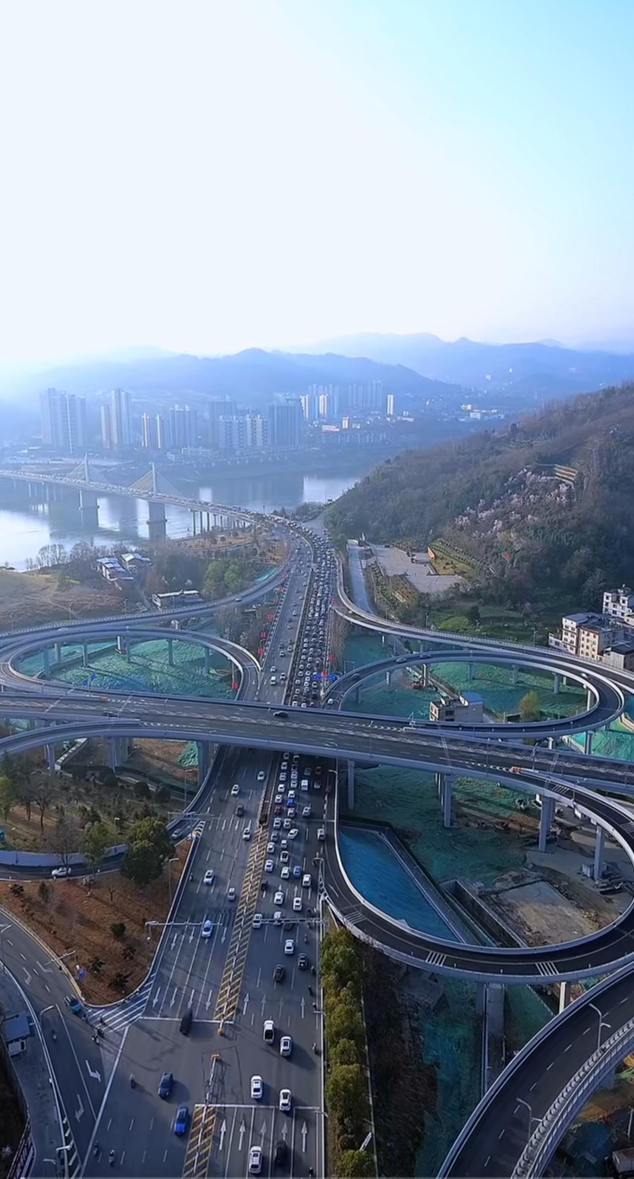 安康七里沟立交桥的美与“不完美”，七里沟立交桥自通车以来，不但极大地改善了城市交