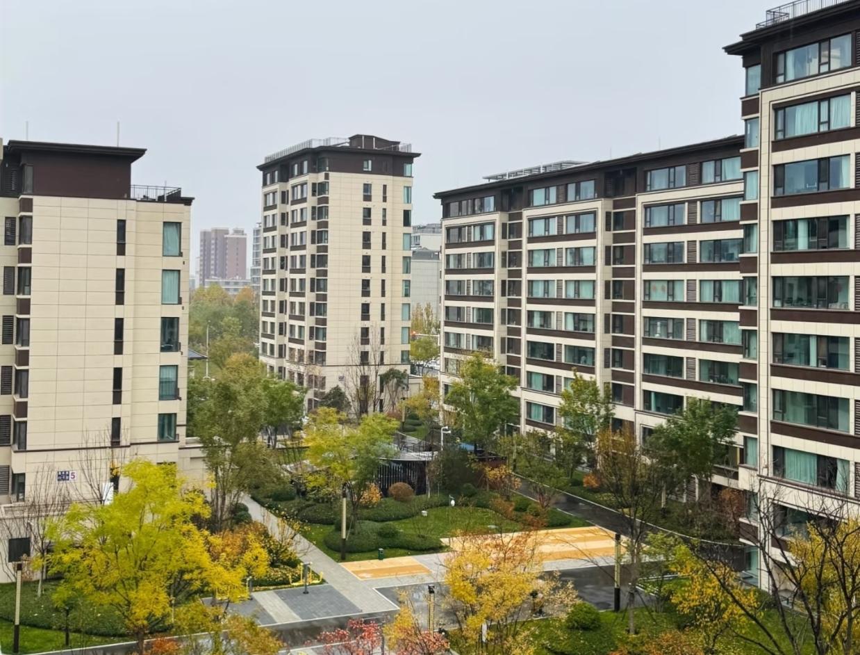 同事有一儿一女，都还没结婚，最近老家房子拆迁得了100多万，她就把家产给两个孩子