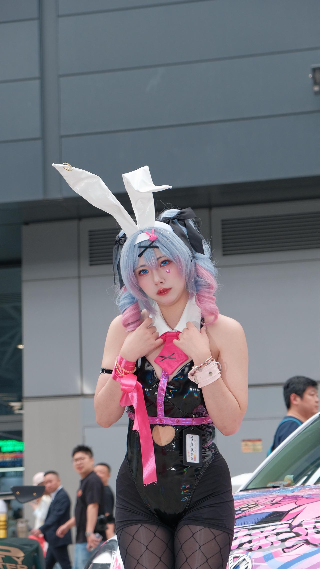 动漫里的故事都是真的！cos深圳改装车展美女车模甲壳虫