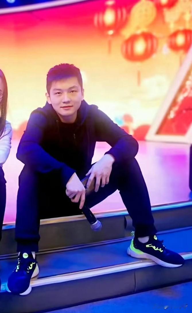 这张是2021那年樊振东刚刚唱完《真的爱你》坐在舞台边的照片。你只管去爱他，他