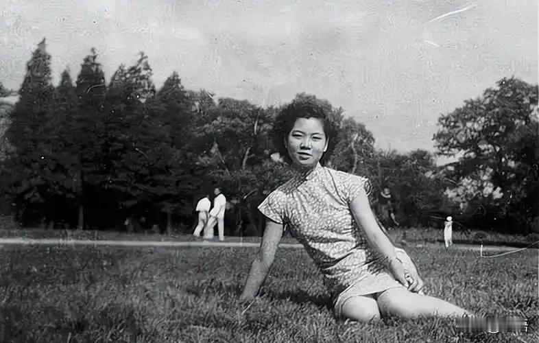 戴笠与秘书周志英的悲情往事1941年的一个深夜，戴笠与秘书周志英逾越了上