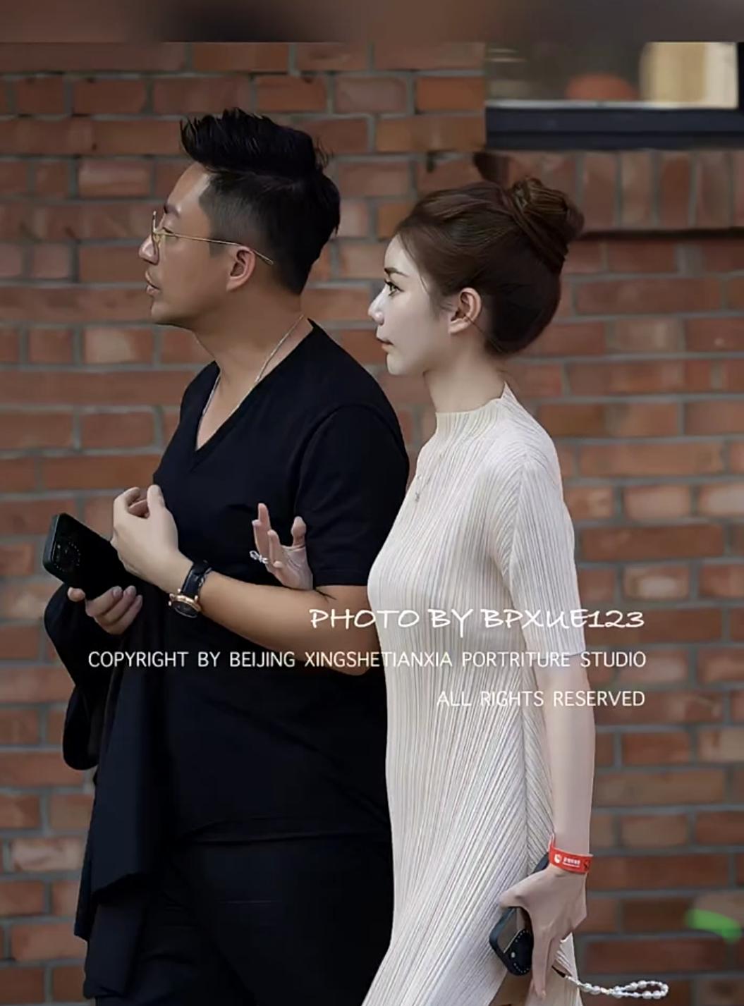 汪小菲马筱梅手挽手逛街被偶遇。这是两个人自生完小汪宝后首次在大街上被偶遇，两个人