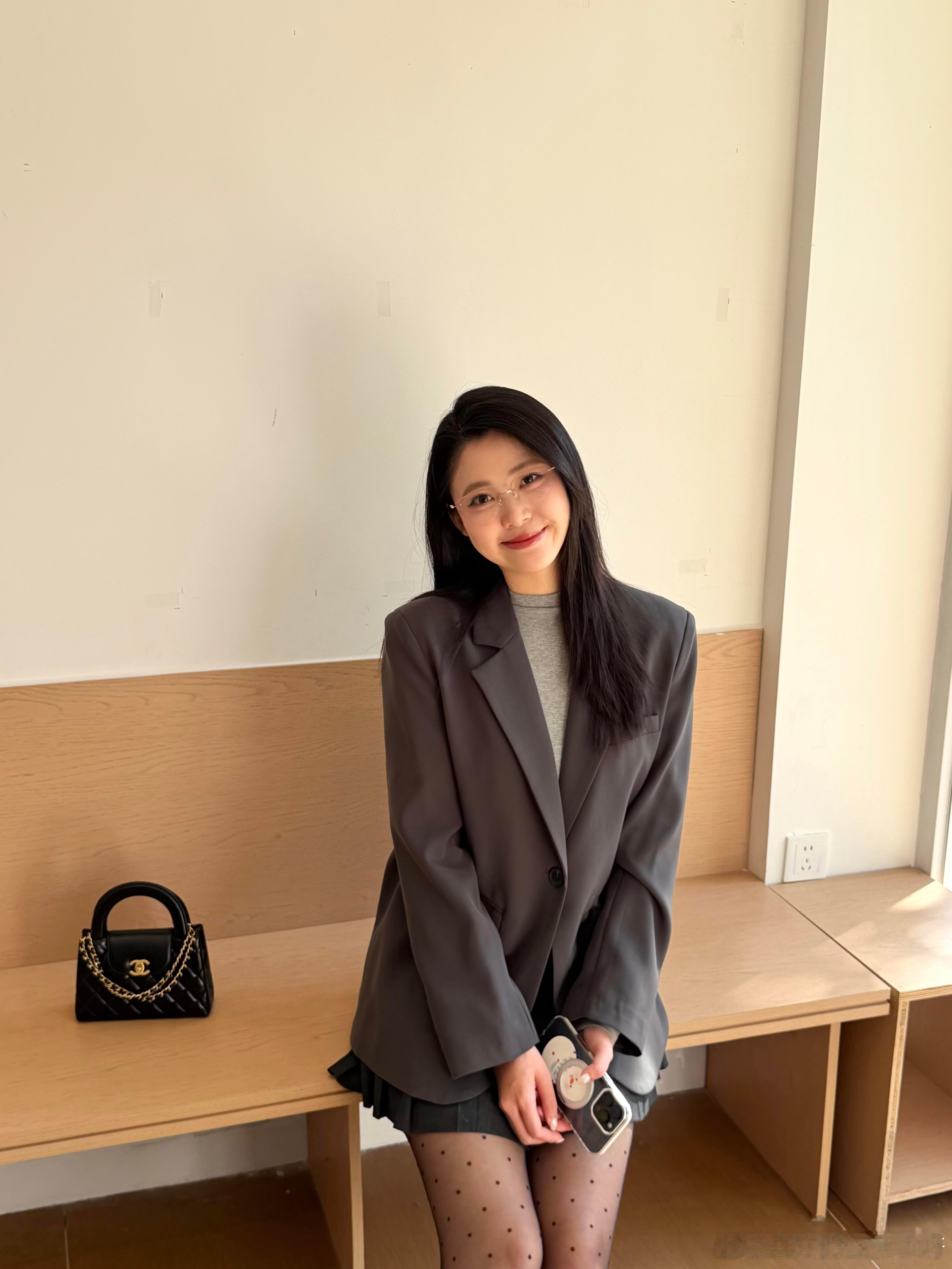 戴眼镜穿丝袜，可爱又甜美~