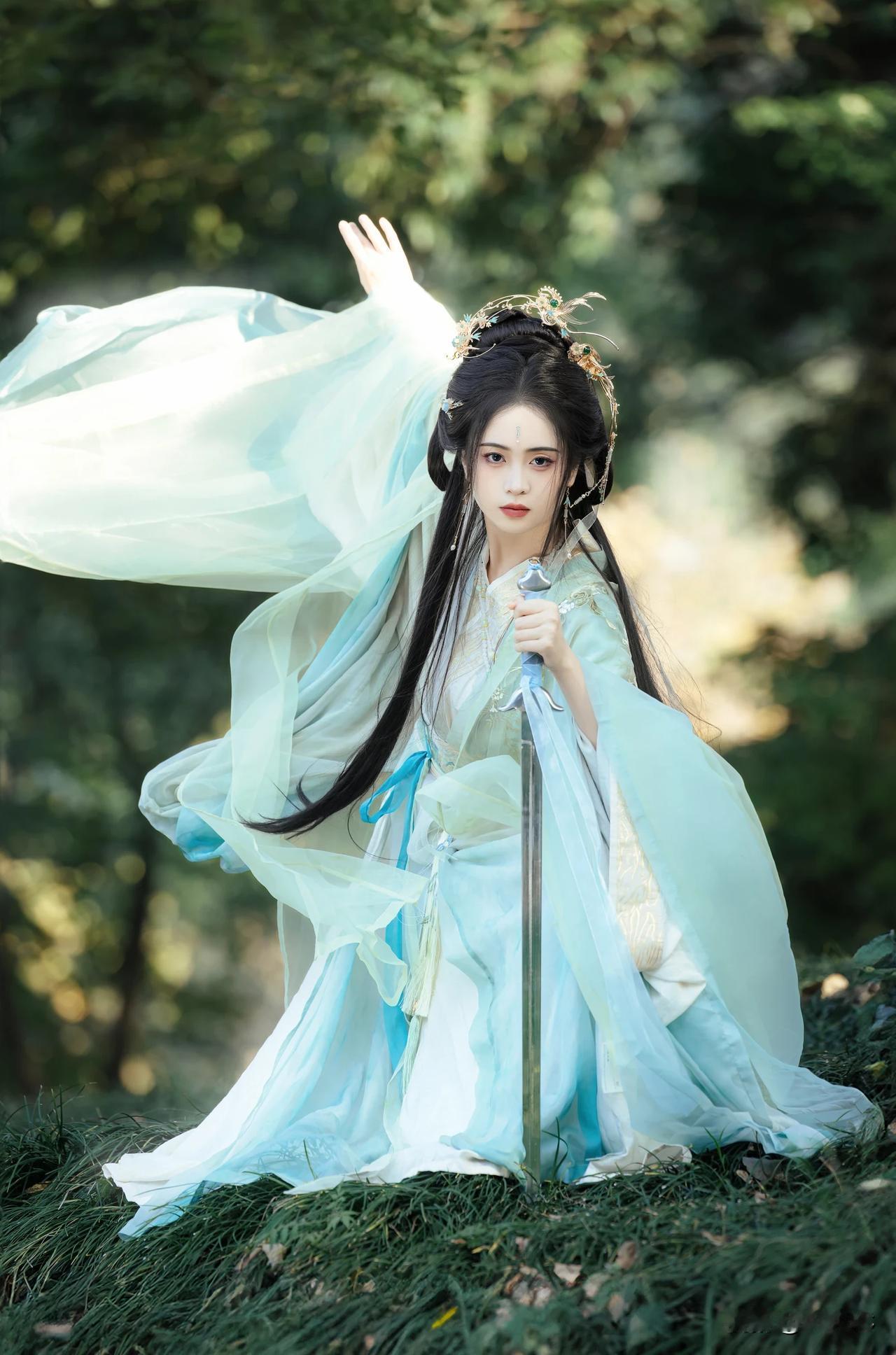 汉服美人：林间雅韵，古典风华在光影交织的森林中，汉服美人翩然而至，仿佛从千年的