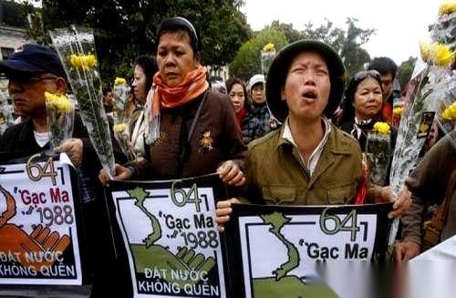 人家饭馆门口直接挂牌子：“不卖东西给中国人”。刚看到那张在网络上流传的照片时